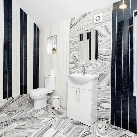 Five Bedroom Townhouse - Near City Centre - Edgbaston - On Street Parking - Wifi - Netflix - 974P Birmingham Bagian luar foto