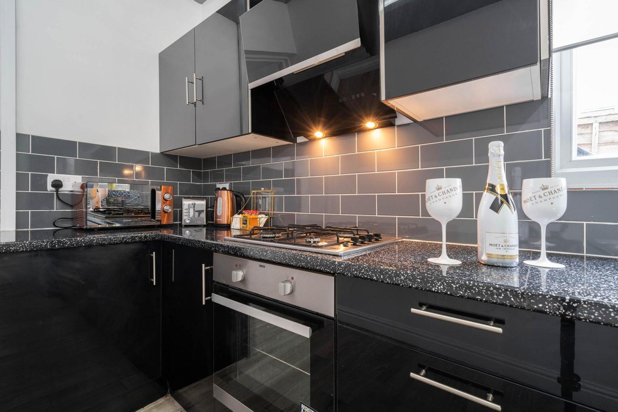 Five Bedroom Townhouse - Near City Centre - Edgbaston - On Street Parking - Wifi - Netflix - 974P Birmingham Bagian luar foto