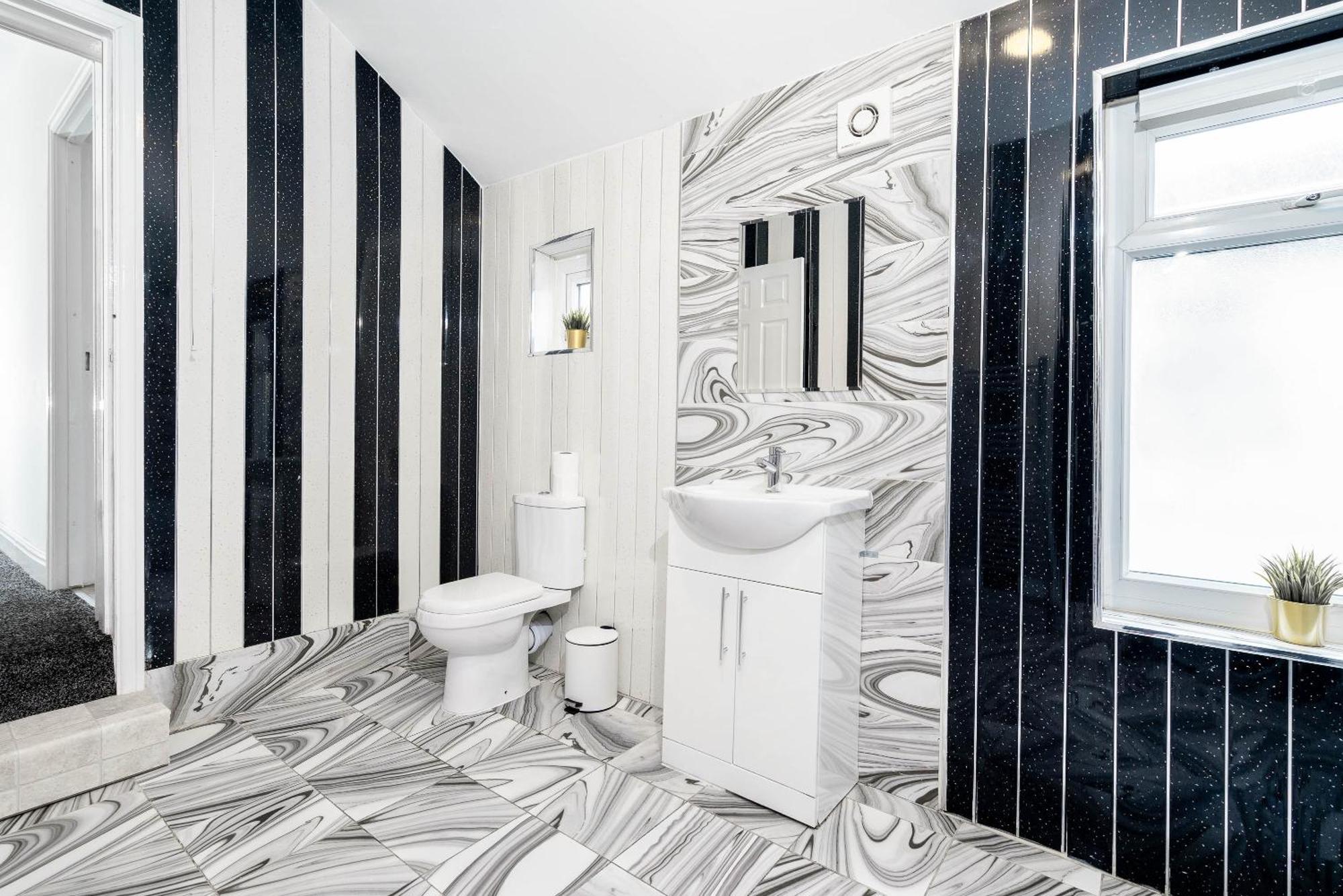 Five Bedroom Townhouse - Near City Centre - Edgbaston - On Street Parking - Wifi - Netflix - 974P Birmingham Bagian luar foto