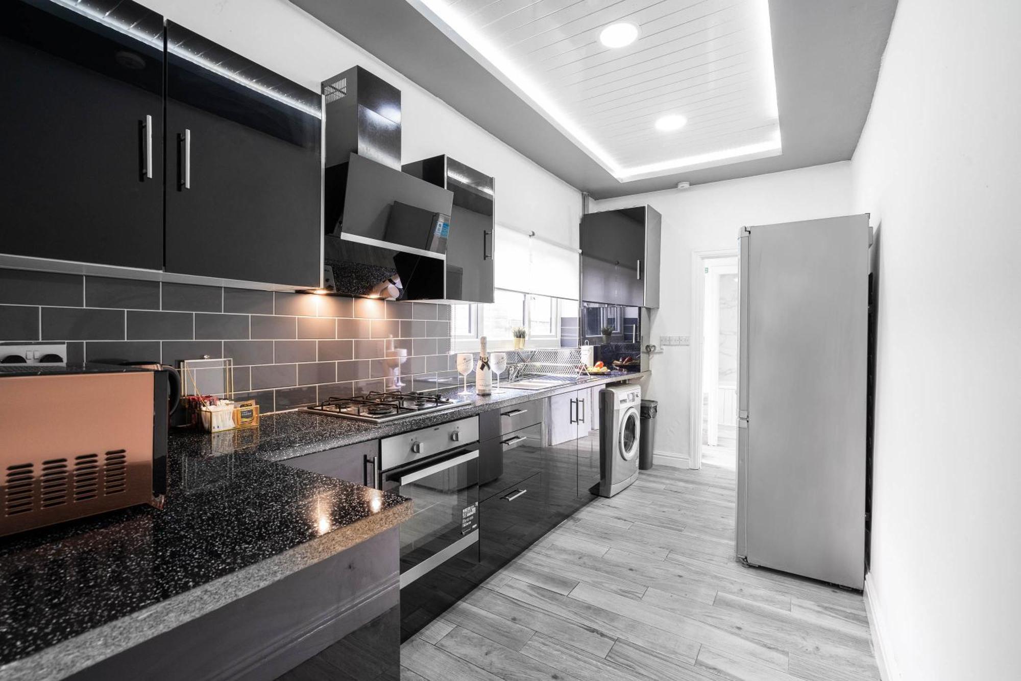 Five Bedroom Townhouse - Near City Centre - Edgbaston - On Street Parking - Wifi - Netflix - 974P Birmingham Bagian luar foto
