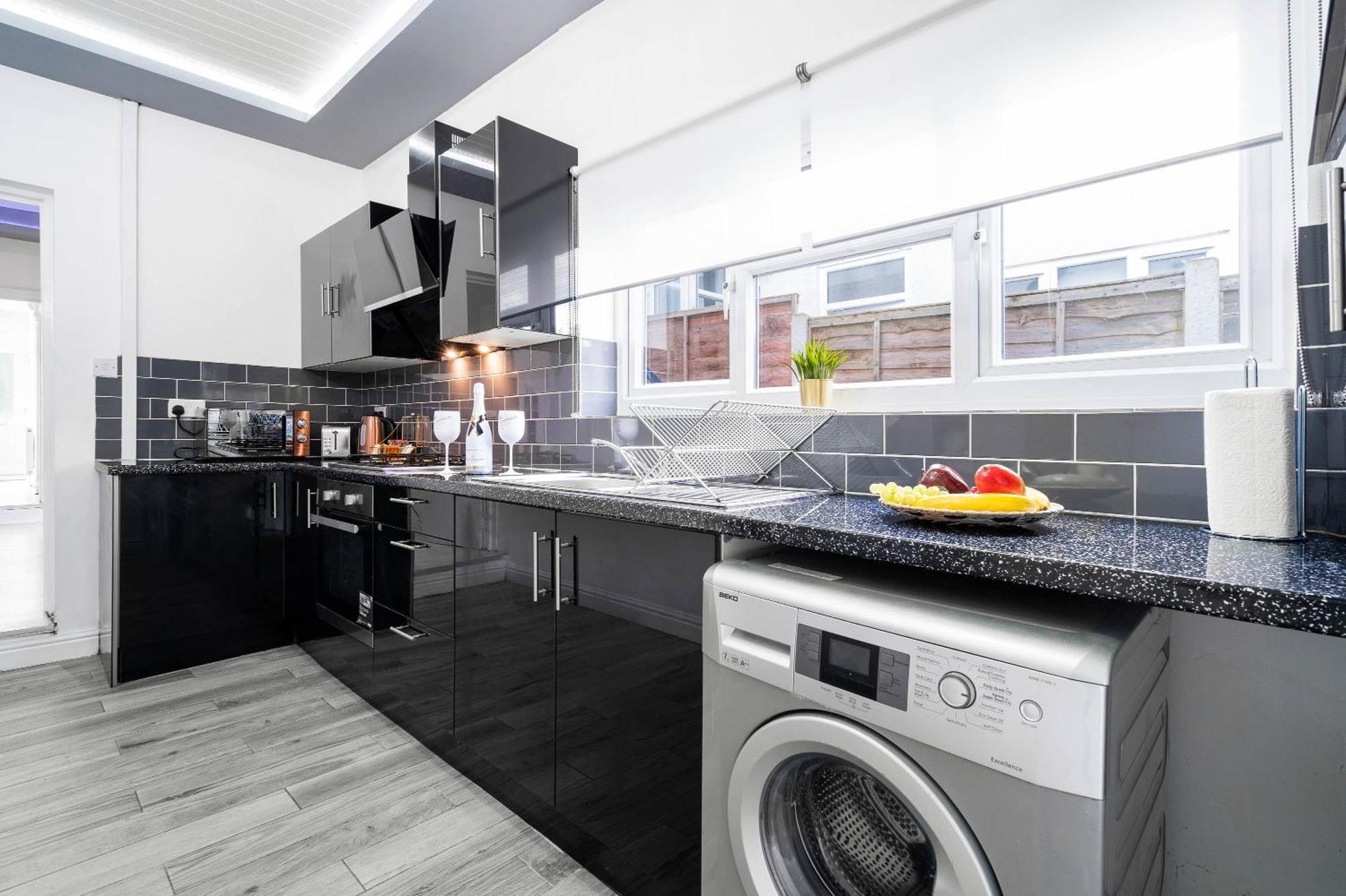 Five Bedroom Townhouse - Near City Centre - Edgbaston - On Street Parking - Wifi - Netflix - 974P Birmingham Bagian luar foto